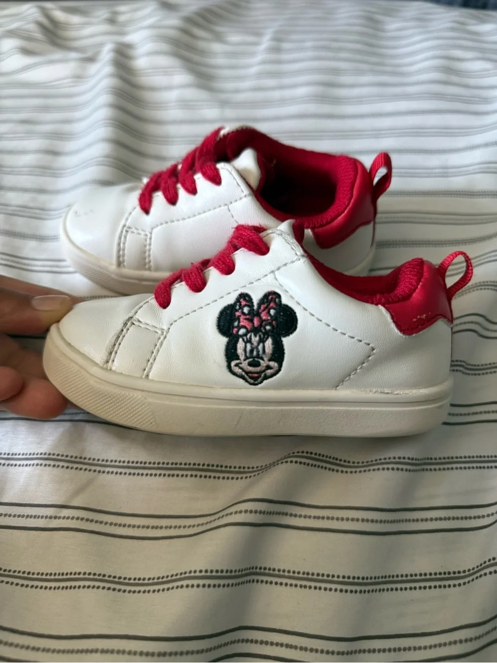 Gap Disney Toddler Embroidered Minnie Mouse White Faux Leather Shoes Size 6
